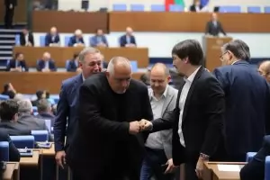 С подкрепата на Пеевски управляващите спасиха кабинета