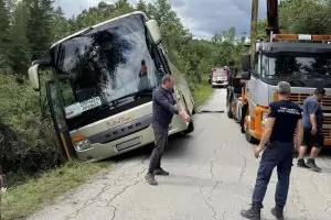 Автобус с 31 пътници катастрофира край Боженци