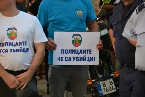 Стотици се събраха в подкрепа на полицаите, арестували Явор Георгиев