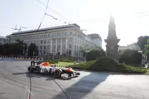 Никола Цолов дебютира в болид от F1 в центъра на София