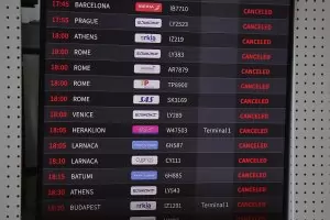 В Тел Авив се върнаха първите израелци,
блокирани в чужбина от войната