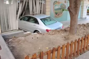 Кола влетя в офис в София