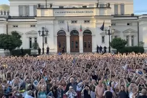 Хиляди протестират под наслов "Нямате белезници за всички"