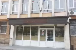 Млада майка се оплака от полицейски стрелби и я глобиха