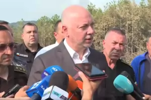 Силният вятър разпалва пожара в Пирин