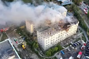 Русия удари с 4 дрона жилищен блок в Харков