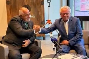 Радев и Борисов си приписват инвестицията на "Райнметал"