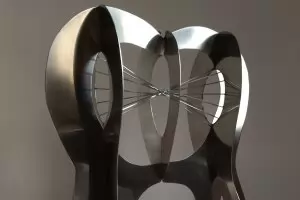 Скулптурите на Райнис Гелов откриват с целувка изложбения сезон на СБХ