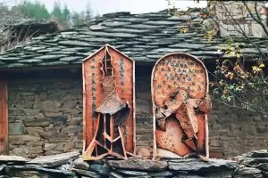 Майстор на керамиката създава магия с обекти от глина и хартия