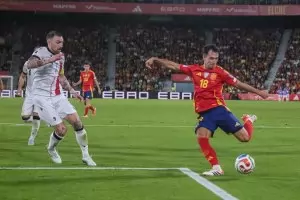 Испания продължава безгрешно в групата ни