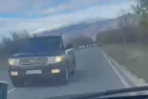 Появи се видео с много опасно придвижване на кортеж на НСО