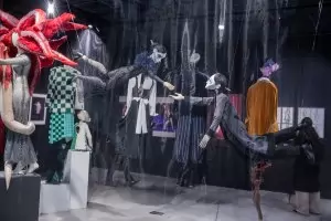 Когато костюмът слезе от сцената и влезе в изложбената зала (СНИМКИ)