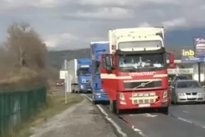 Блокадата на "Кулата-Промахон" засегна и колите за България