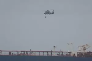 Трима моряци бяха изведени от бедстващия танкер с вертолетно въже