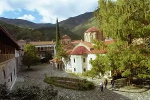 Измамници замесиха Бачковския манастир в схема с терапии