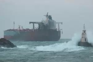 Екипажът на руския танкер край Ахтопол не иска да се евакуира