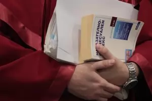 Кмет с присъда продължава да управлява