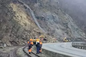 Свлачище затрупа трасето на Родопската теснолинейка