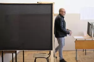 Общественият съвет към ЦИК се изненада от Гюров за параваните