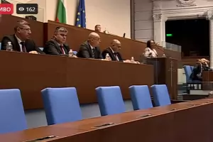 Държавата си къса опашката в "Петрохангейт"