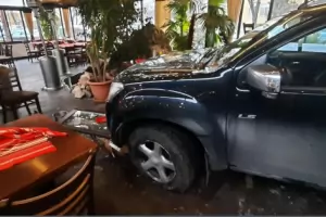 Джип влетя в ресторант в Пловдив