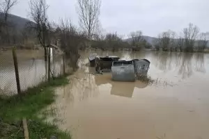 Река Черни Лом излезе от коритото си в Поповско