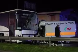 Шофьор на линейка загина при катастрофа с автобус