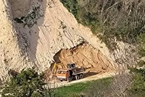 Туристи алармираха за подкопаване на пясъчните пирамиди в Мелник