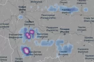 Сняг заваля по проходите в Смолянско