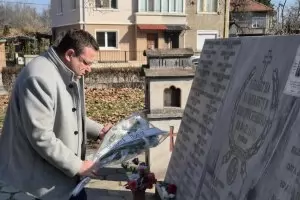 В Свищов почитат жертвите на земетресението от Вранча преди 49 г.