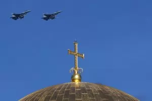 Български F-16 тренират с ниско прелитане над София