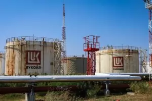 "Лукойл Нефтохим" е осигурил доставките на петрол до юни