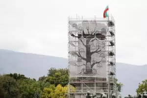 Махат скелето на паметника на Съветската армия