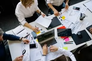 Кабинетът поправя в евро заплатите на чиновниците