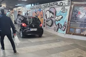 Празна кола влетя в подлеза на Орлов мост