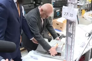 ГЕРБ отвори машина за гласуване с "детска отвертка" и обяви, че "софтуерът е изтекъл"