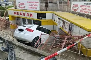 Трима души са ранени след като кола се вряза в подлез в Шумен