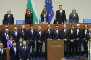 Кукленото шоу засега замества прогреса