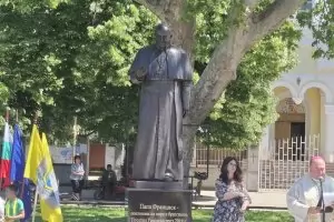 От Франциск до Кирил и Методий - вълна от паметници у нас (галерия)