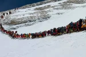 Алпинист без крака се изкачи на Еверест