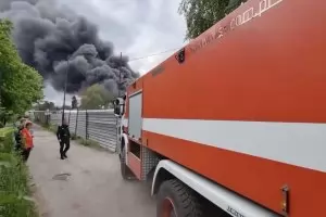Голям пожар с гъст черен дим горя в София