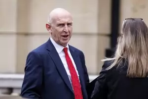 Двама министри напуснаха правителството на Стармър