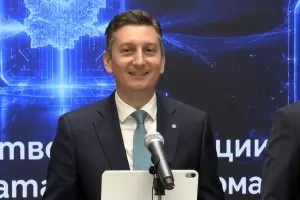 Новата власт блокира промените в "Информационно обслужване"