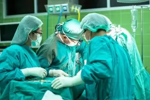 Хирург е осъден да плати 300 000 лв. на парализиран пациент