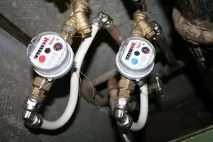 Солени сметки заплашват хората със стари водомери и топломери