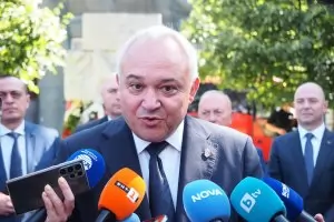 Демерджиев: Десислава Атанасова е ползвала 2 паспорта при пътуванията си