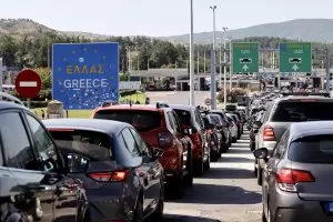 В Гърция вече глобяват с 350 евро за спряла кола с работещ двигател