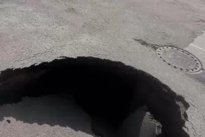 Огромна дупка зейна на основен столичен булевард