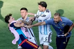 ФИФА заличи червения картон на побойника Паредес