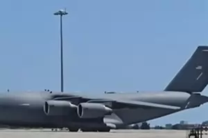 Огромен военен самолет на САЩ кацна на летище Варна